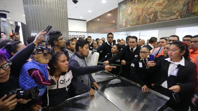 Padres de niños con cáncer se enfrentan con policías en AICM