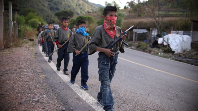 Presentan a 19 niños como policías comunitarios en Chilapa, Guerrero