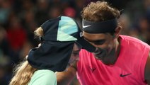 Rafa Nadal: pelotazo de campeón y tierno beso a una niña recogepelotas