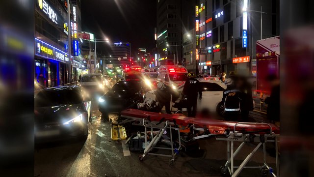 부산서 중앙선 넘어 마주오던 차량 충돌...2명 부상 / YTN