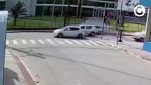 Vídeo mostra batida entre carro e moto em Vila Velha