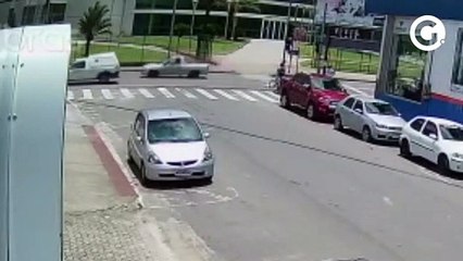 Câmera flagra acidentes em cruzamento de Vila Velha