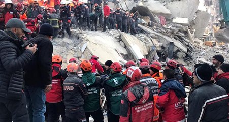 Son dakika: Depremden 12 saat sonra enkaz altından çıkarılan 12 yaşındaki çocuk vefat etti