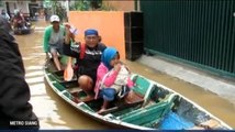 Warga Kabupaten Bandung Terobos Banjir Pakai Perahu