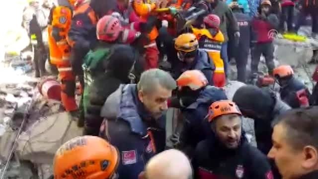 Mustafa Paşa Mahallesi'nde enkaz altından 14 saat sonra bir kişi daha sağ çıkarıldı (2)