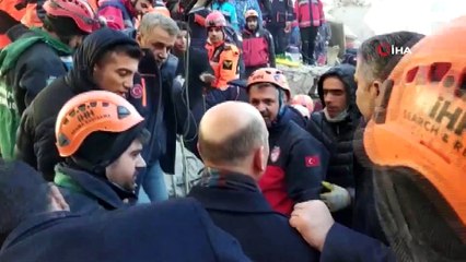 Bakanlar enkazdan kurtarılan yaralının çıkartılmasına yardım etti