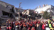 Sürsürü Mahallesi'nde yıkılan binada çalışma yapılıyor