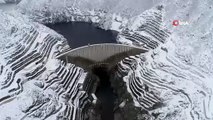 Karlar altında kalan Deriner barajı görüntüsü ile hayran bıraktı