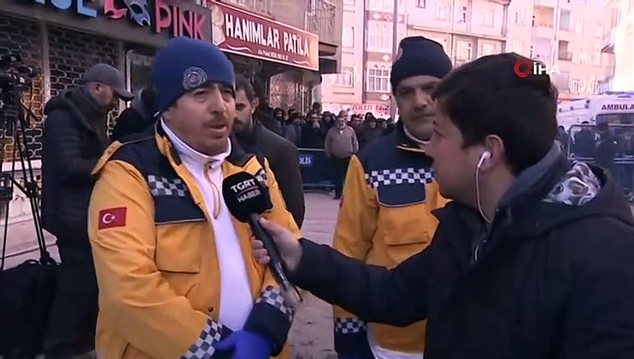 Enkaz Başında Çalışmalar Devam Ederken, Vatandaşların Endişeli Bekleyişi Sürüyor
