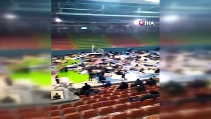Elazığ'da depremzedeler barınma ve yemek ihtiyaçları için spor salonunda toplandı