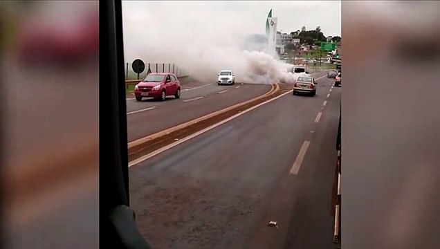 Fumaça intensa saindo de veículo chama a atenção de motoristas, no Trevo Cataratas