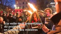 Retraites : flambeaux en main, des manifestants défilent à Paris