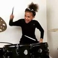 Nandi Bushell, la niña de 9 años que cautivó leyendas del rock por su talento con la batería