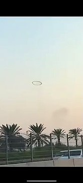 Un mystérieux anneau noir de fumée a été vu récemment dans le ciel au-dessus de Lahore au Pakistan