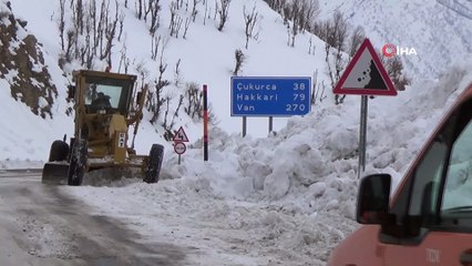 Ekiplerin karla mücadelesi sürüyor