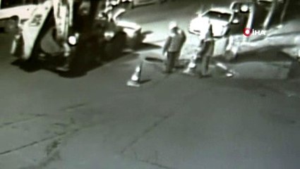 Kepçeyle yolu kapattılar, yeraltı kablolarını çaldılar