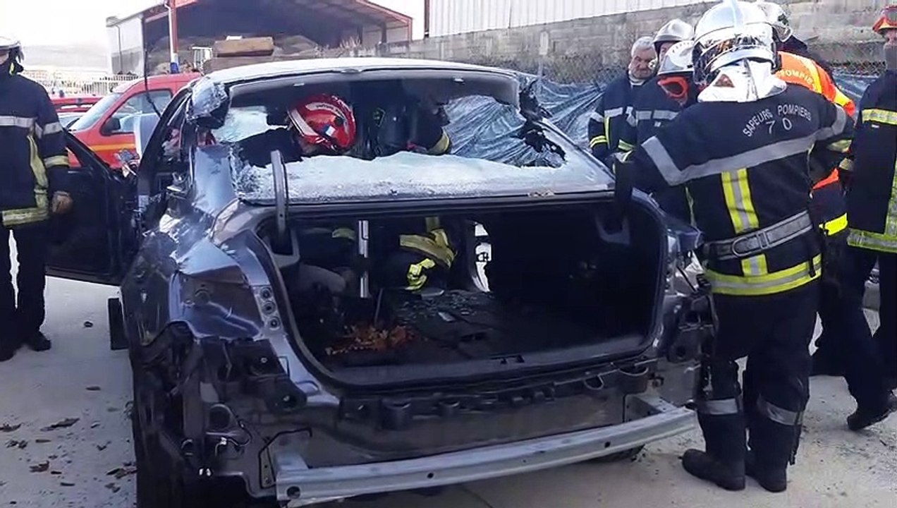 Les sapeurs-pompiers se forment aux nouveaux outils de désincarcération sur batterie.