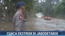 Hujan Deras, Brimob Polda Metro Jaya Angkut Sampah di Sungai Ciliwung