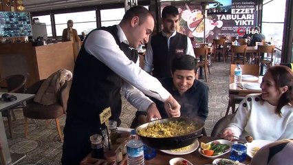 Tescilli Adana Kebabının yanına tescilli makarna