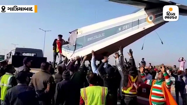બરેલીથી હિંડન એરપોર્ટ જઈ રહેલા વિમાનનું હાઈવે પર ઈમર્જન્સી લૅન્ડિંગ, સ્થાનિકો સેલ્ફી લેવા ઉમટ્યા