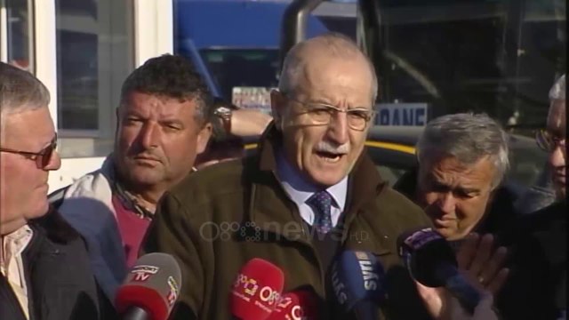 Ora News - Shoqata e Transportit Ndërqytetas paralajmëron bllokim të terminalit të ri