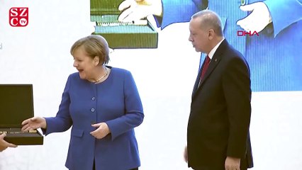 Erdoğan, Merkel'e sırçalı saray aynası ile miğfer hediye etti