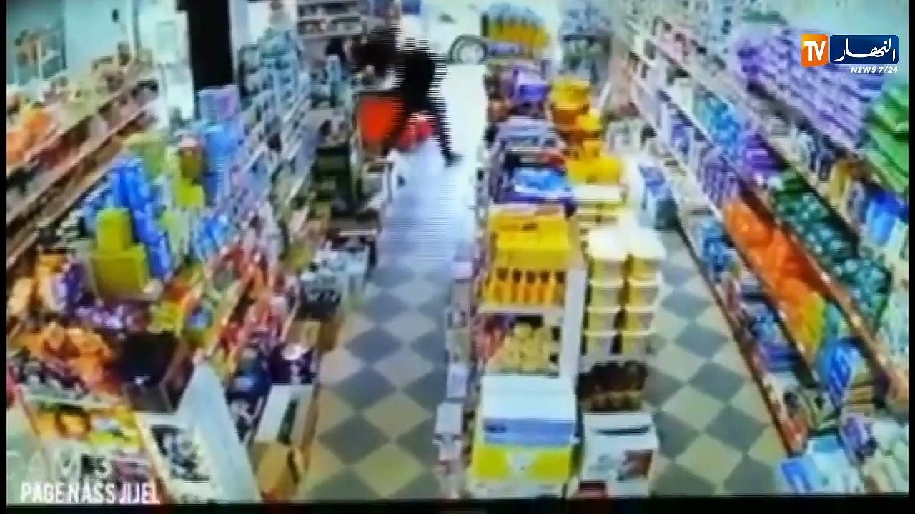 جيجل:  كاميرا المراقبة بأحد المحلات التجارية توثق لحظة حدوث الزلزال صباح اليوم