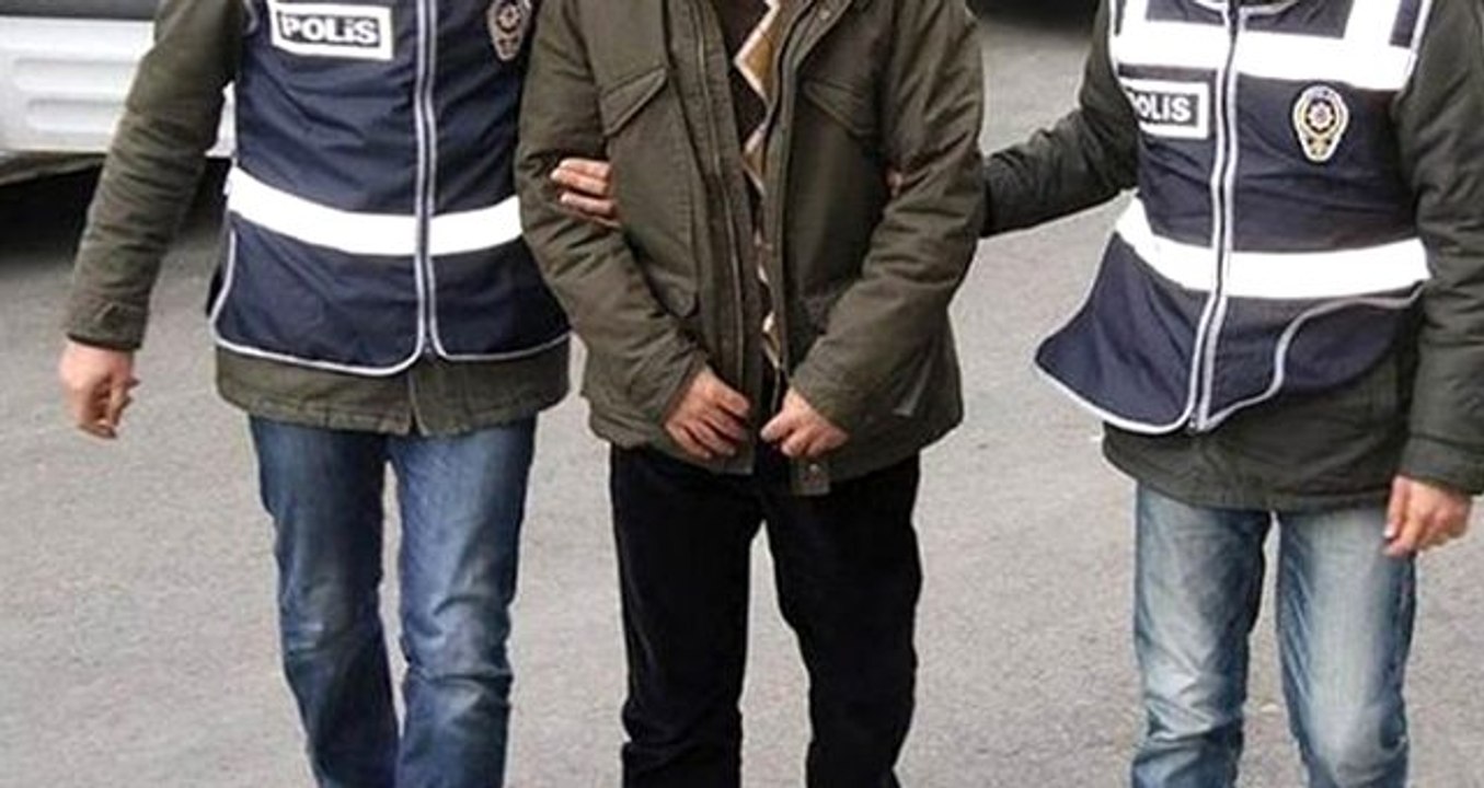 Polisi arayarak hırsızlık ihbarı yapan kişiler, evde uyuşturucu madde yetiştirmekten tutuklandılar