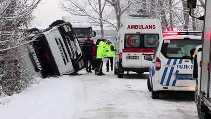 Devrilen hafriyat yüklü tırın sürücüsü yaralandı