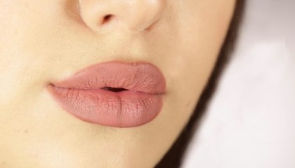 طريقة تطبيق أحمر شفاه حياديّ لشفاه أكبر