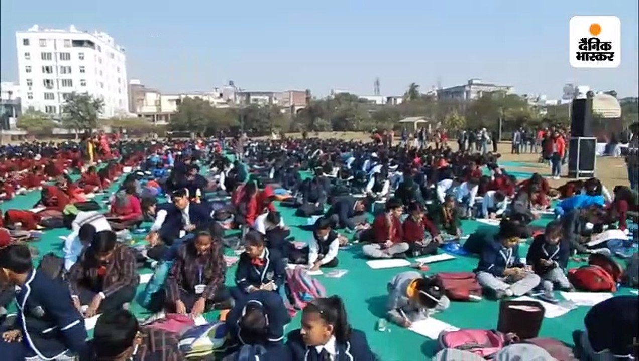 'प्लास्टिक फ्री भारत' थीम पर बच्चों ने बनाई पेंटिंग