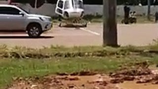 Un camion se fait découper par les pales d'un hélicoptère