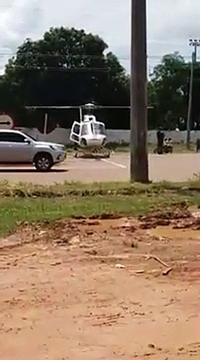 Un camion se fait découper par les pales d'un hélicoptère