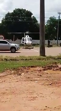 Un camion se fait découper par les pales d'un hélicoptère