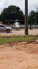 Un camion se fait découper par les pales d'un hélicoptère