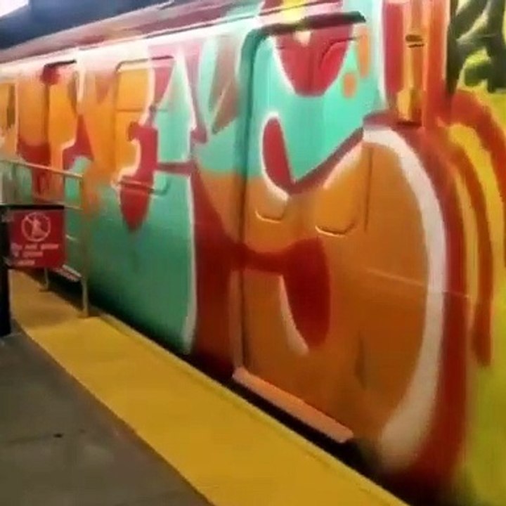 Un coup de frais à la gare avec ce train new-yorkais à graffitis