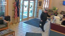 Un homme trouve 27 000 dollars devant une banque et entre à l’intérieur pour les rendre