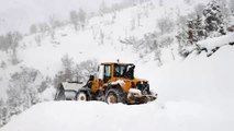 Yolu kardan kapanan köyde mahsur kalan hasta 4 saatte kurtarıldı