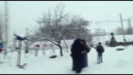 Yolu kapalı köyde üzerine sıcak su dökülen çocuk hastaneye yetiştirildi