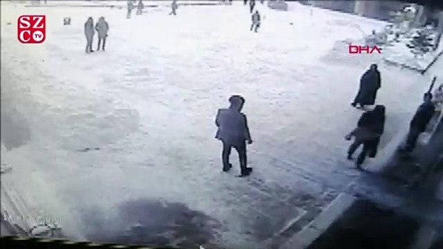 Van'da hastane girişindeki çatının çökme anı kamerada