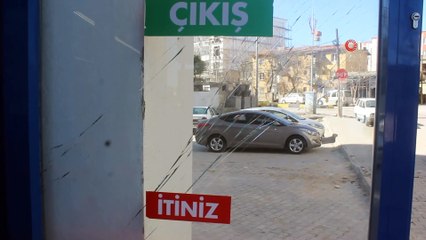 Yavuzeli'nde şiddetli rüzgar iş yeri camlarını kırdı