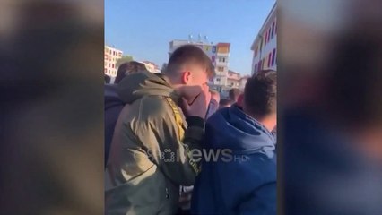 Ora News - Shkolla e Roskovecit pa ngrohje, gjimnazistët në protestë: "Rama ik"