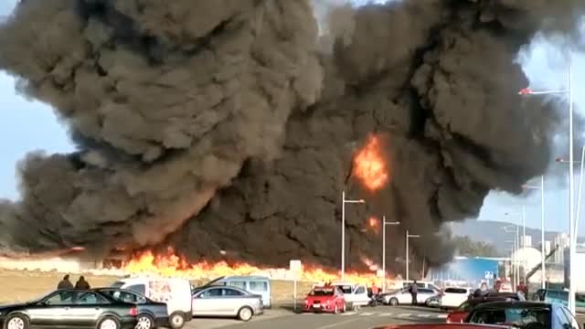 Los bomberos siguen sofocando el incendio de la fábrica de plásticos reciclados de Narón, en La Coruña