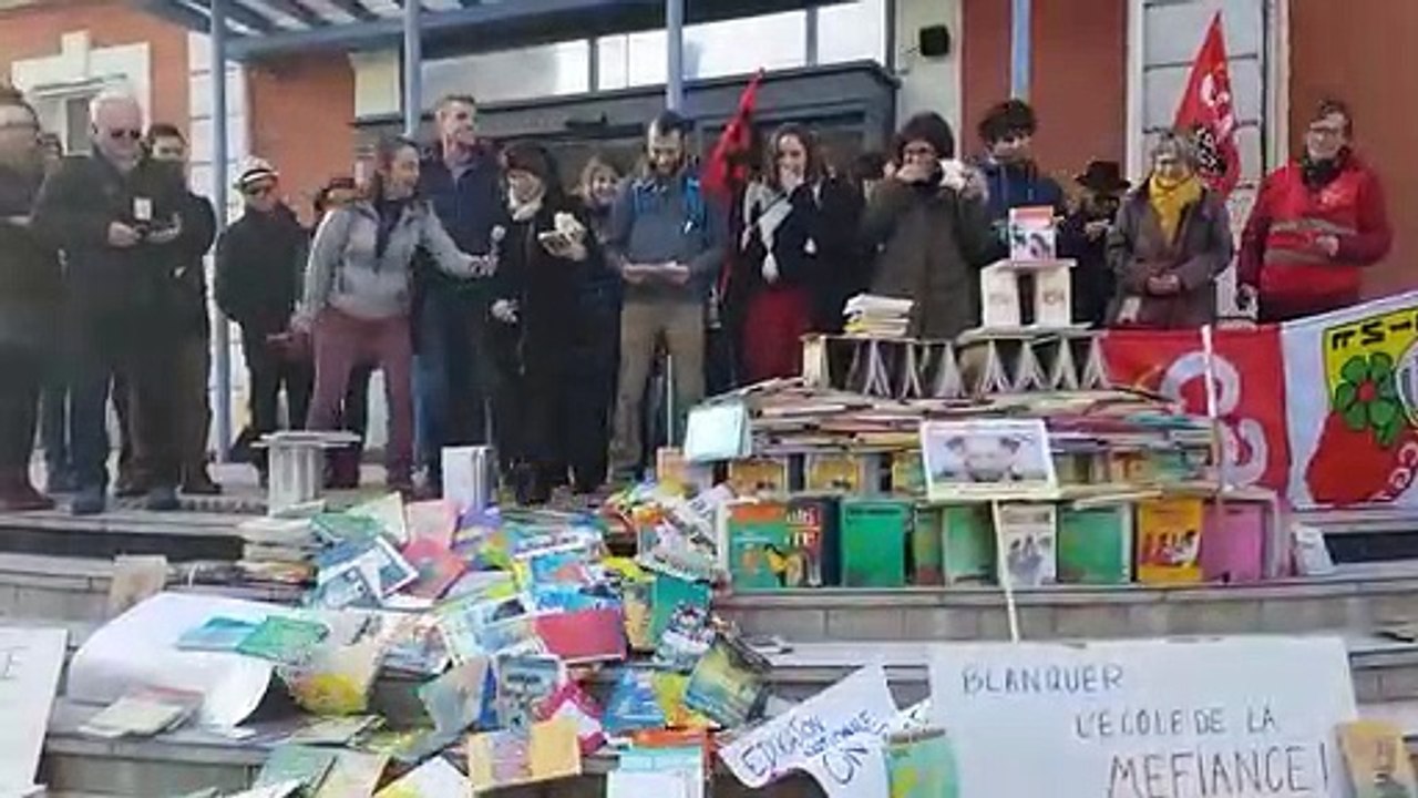 Montceau : les enseignants montent, puis cassent, un mur de livres
