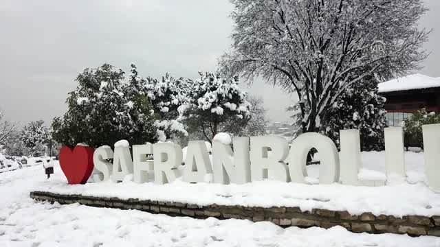 Kar yağışıyla beyaza bürünen tarihi Safranbolu konakları drone ile görüntülendi