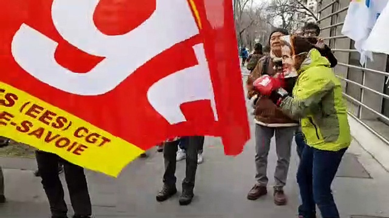 Les profs boxent lors de la mobilisation à Annecy