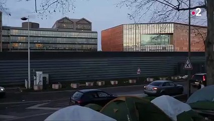 Migrants : ces familles qui dorment dans les rues de Paris