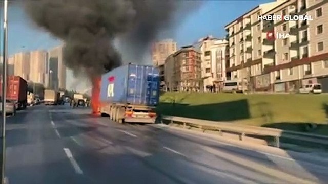 Esenyurt TEM bağlantı yolunda TIR alev alev yandı