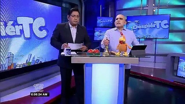 Vía que une la Sierra y la Costa permanece cerrada por deslizamiento de tierra