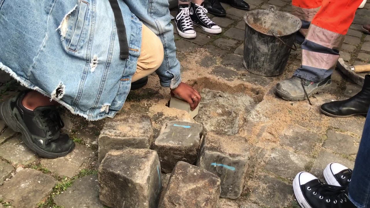 Cinq pavés en mémoire d’une famille juive déportée pendant la guerre inaugurés à Liège
